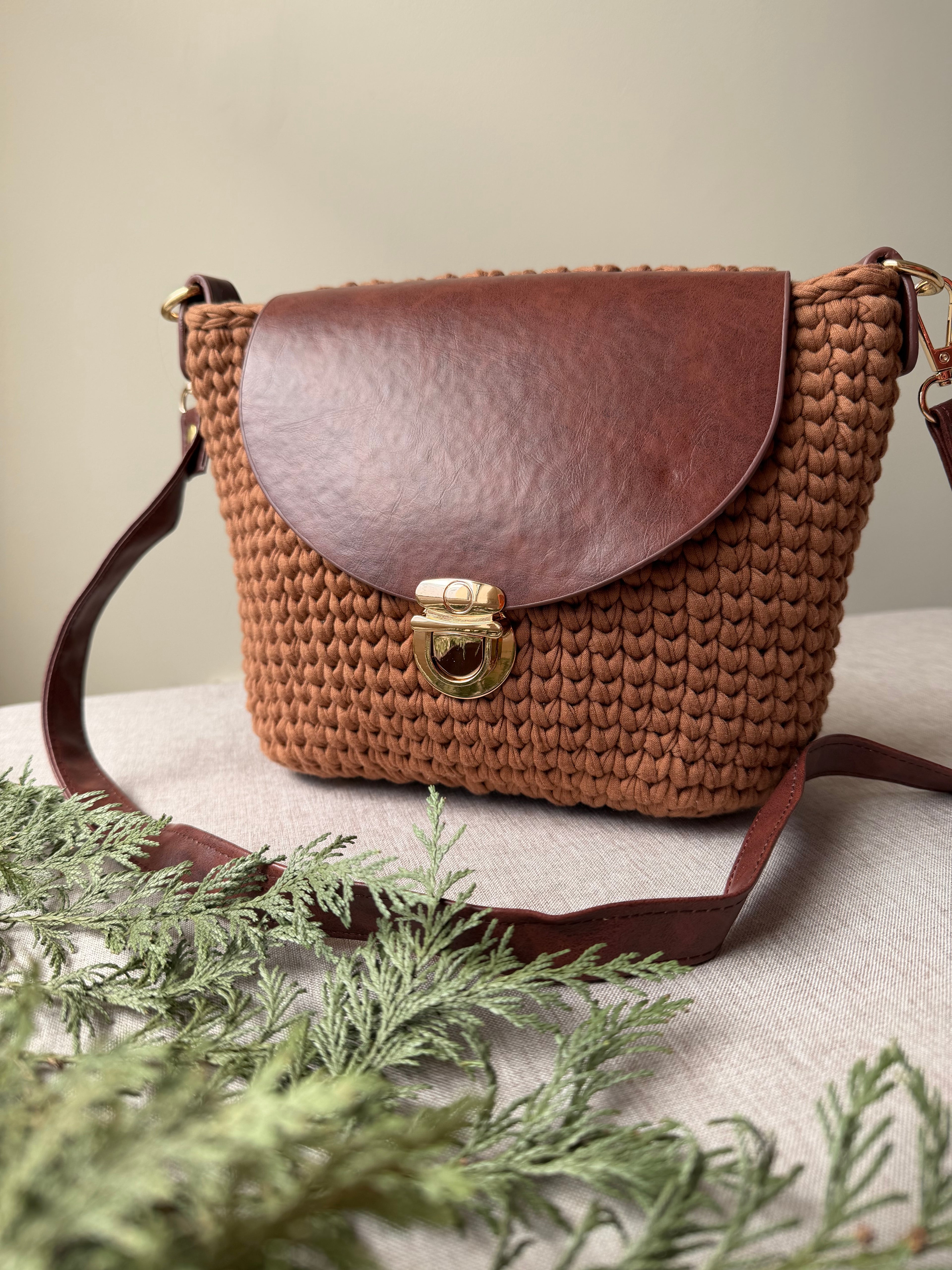 Cross body bag “Brownie”