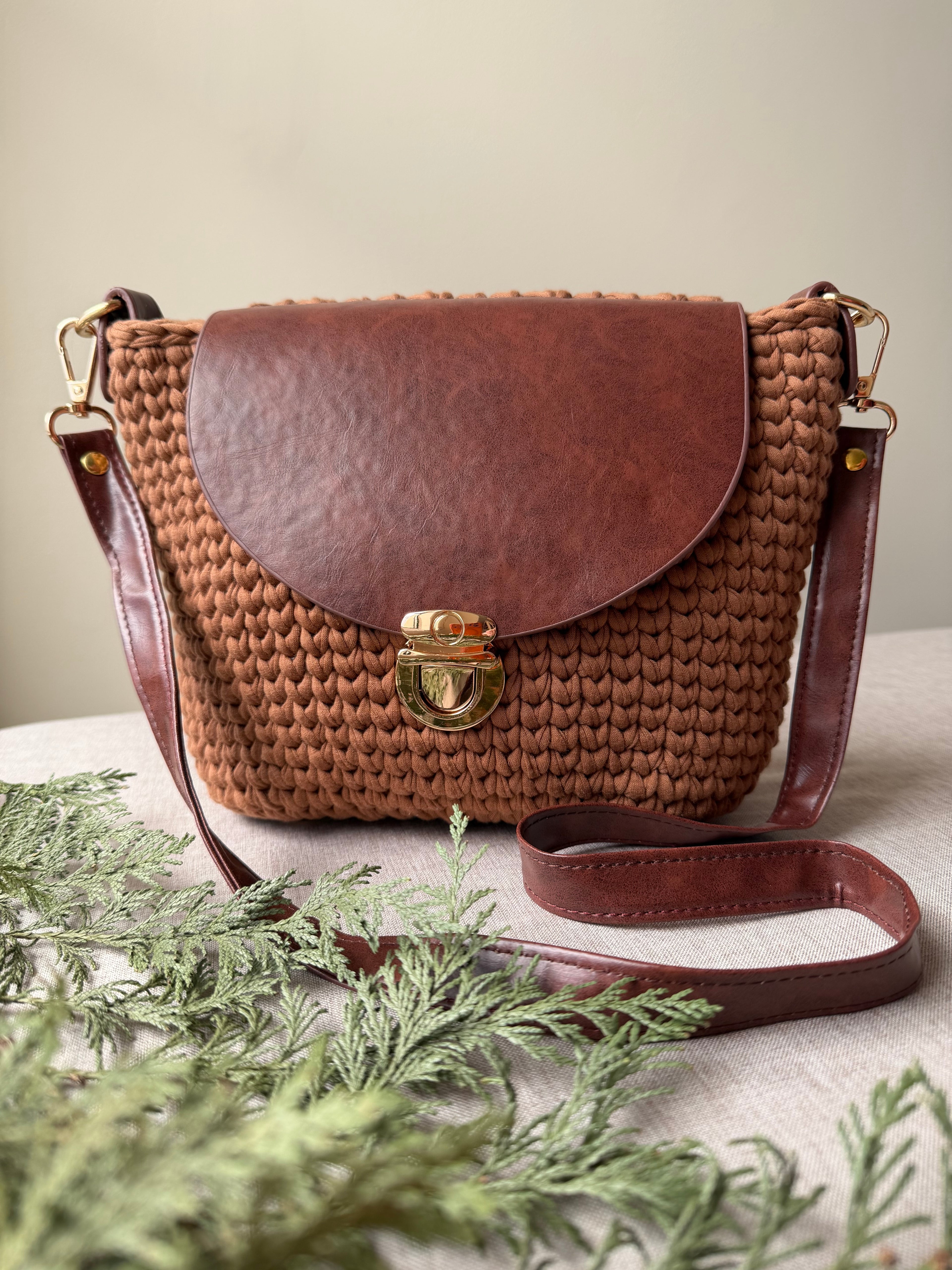Cross body bag “Brownie”
